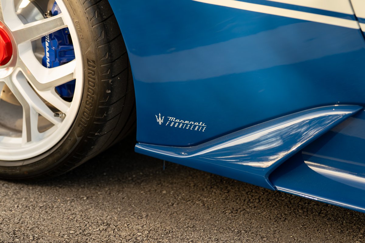 Maserati MC20 Icona Fuoriserie in blue with white racing stripes and white rims.