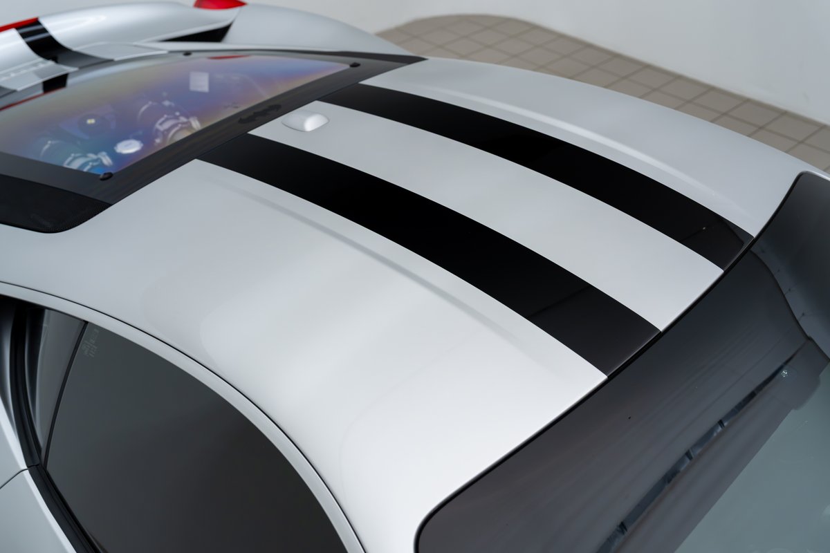Close-up of the 2015 Ferrari 458 Speciale's silver roof with black stripe livery.