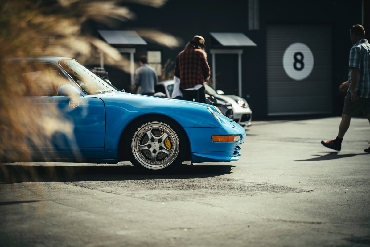 Riviera Blue Porsche 993 features polished multi-spoke rims and yellow calipers at the LA Lit Show.