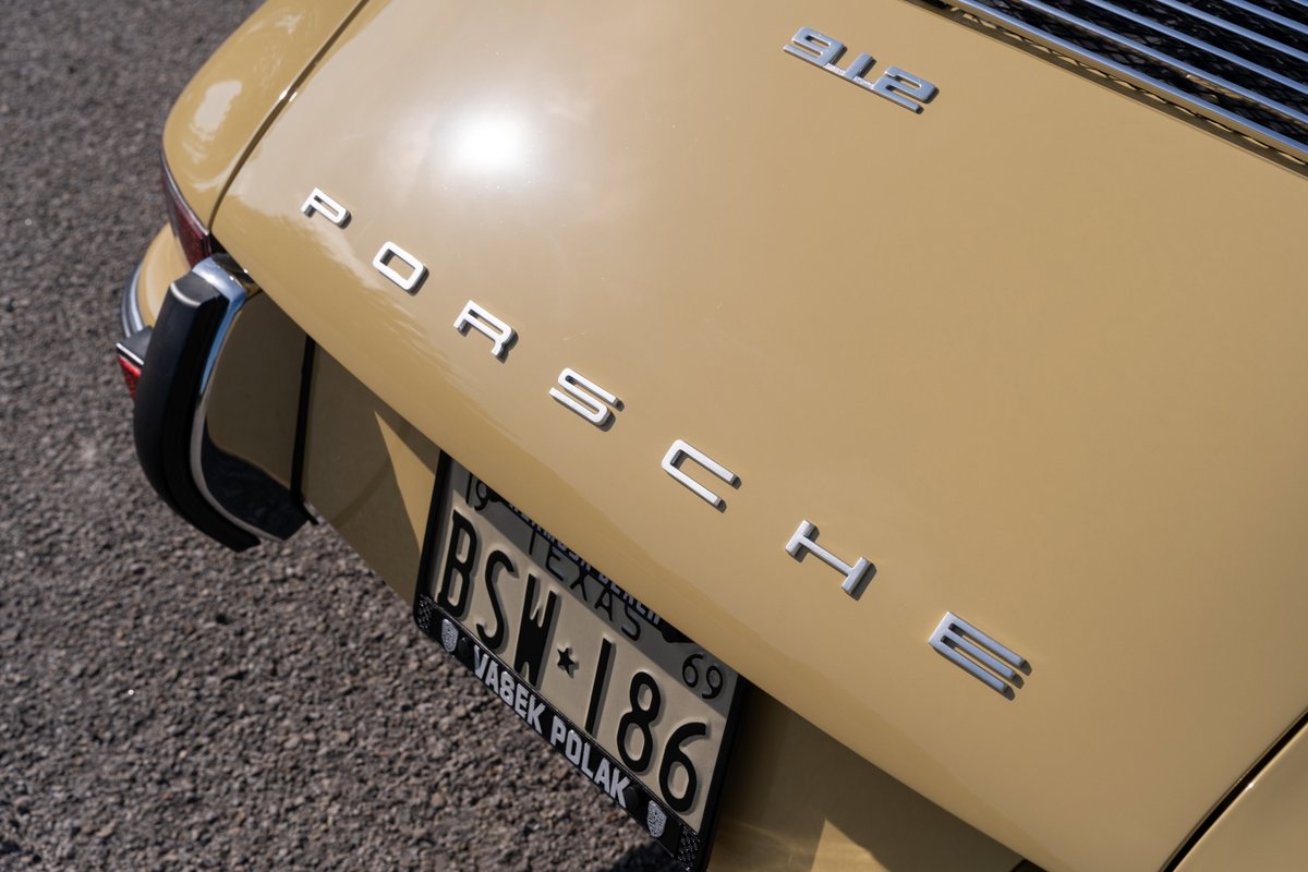 Champagne yellow 1969 Porsche 912 coupe rear emblem and license plate.