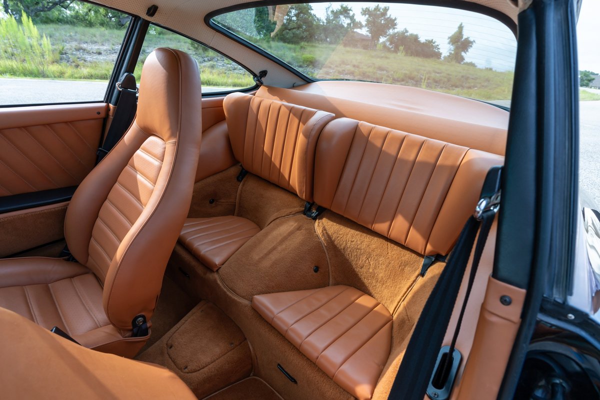1976 Porsche 911S Sportomatic interior, tan leather seats, brown carpeting.