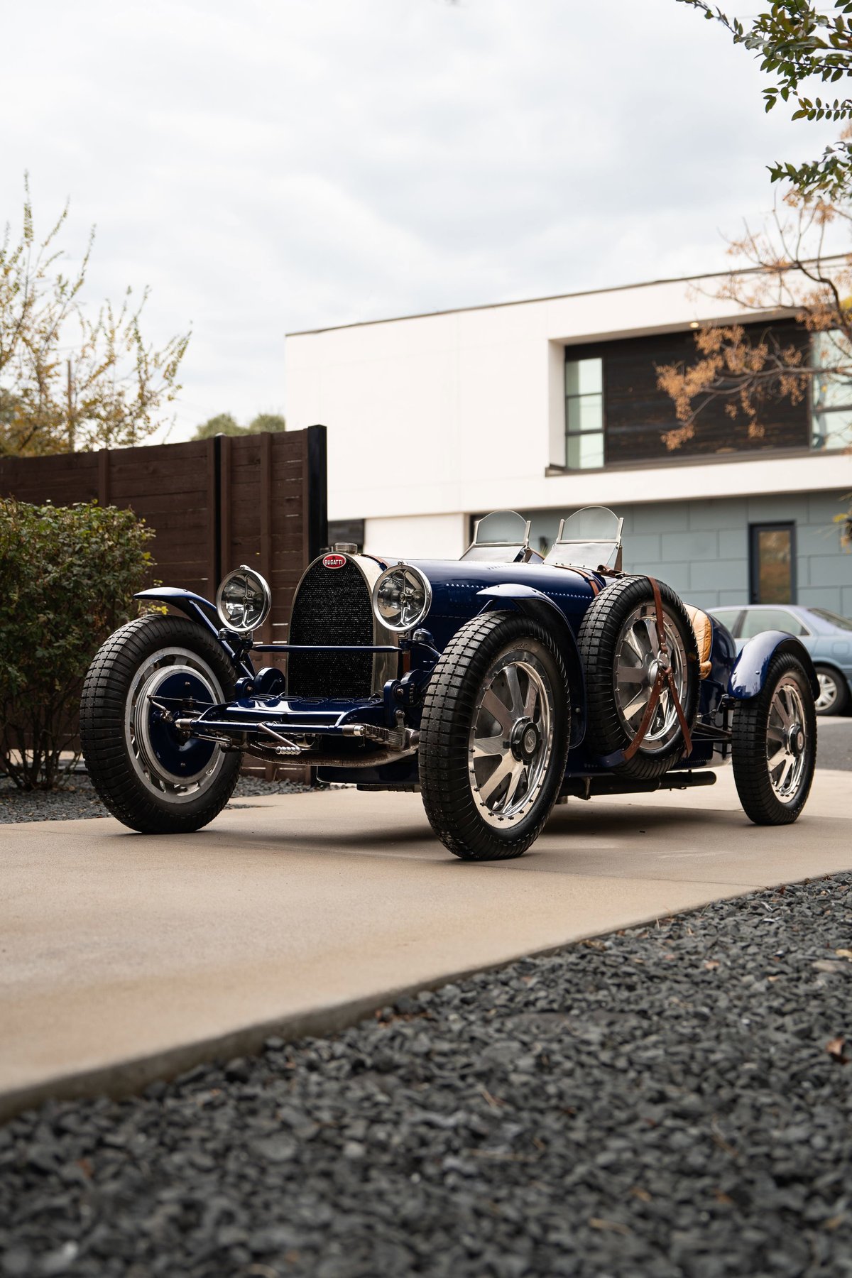 1927 Bugatti Type 35 Pur Sang, navy blue convertible with chrome rims and wire wheels.