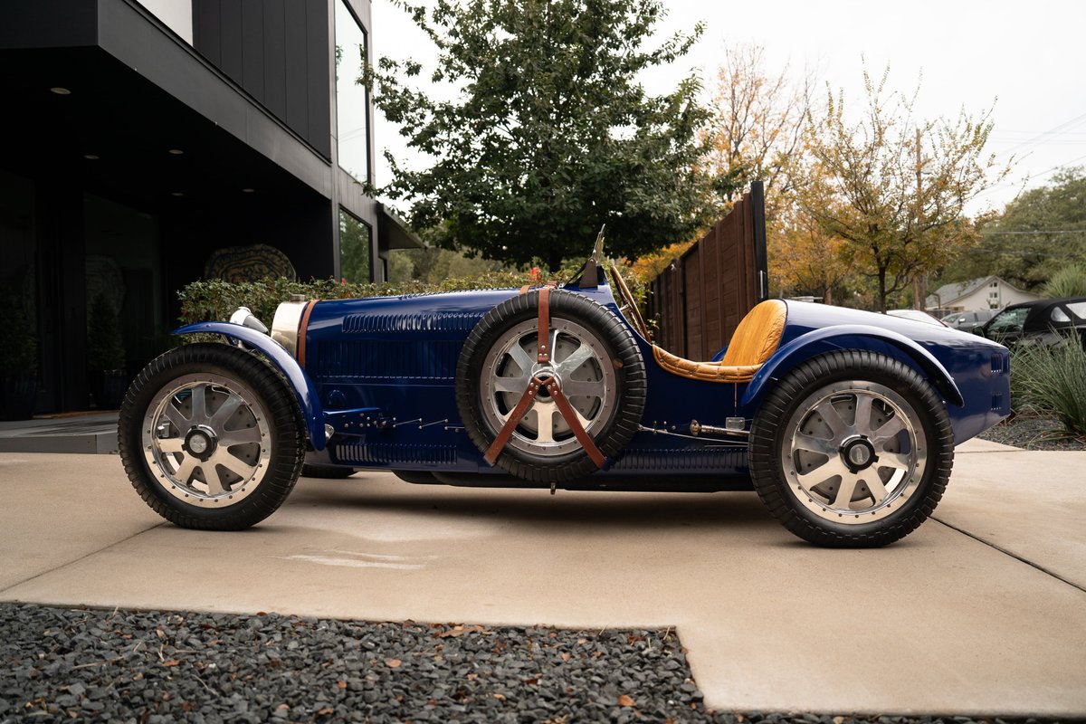 1927 blue Bugatti Type 35 Pur Sang with tan leather interior and multi-spoke rims.