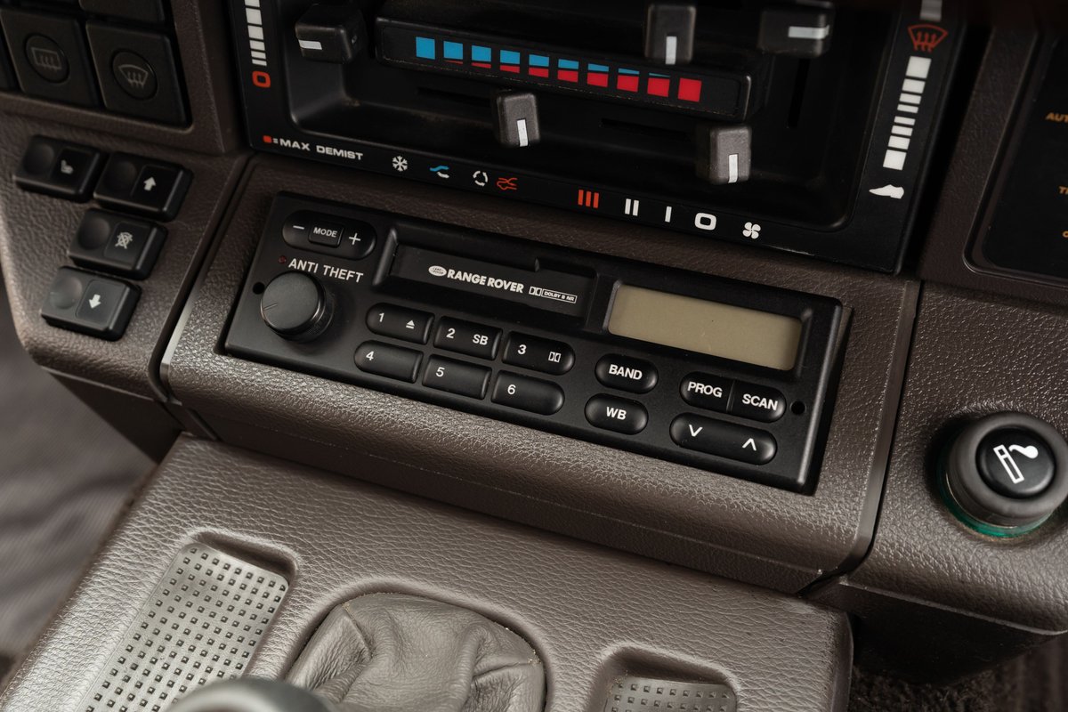 1994 Range Rover Classic center console with original radio and climate controls.