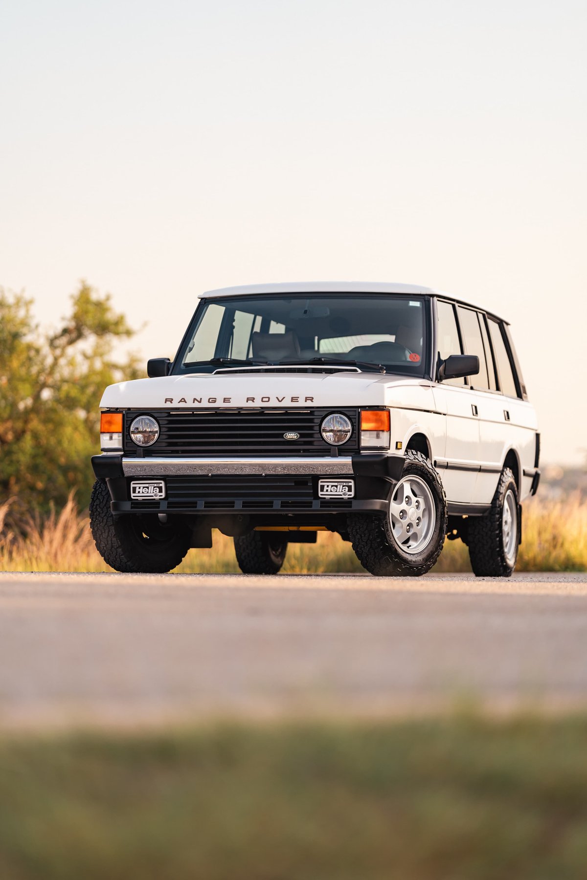 Front 3/4 view of a white 1995 Range Rover County with silver rims.