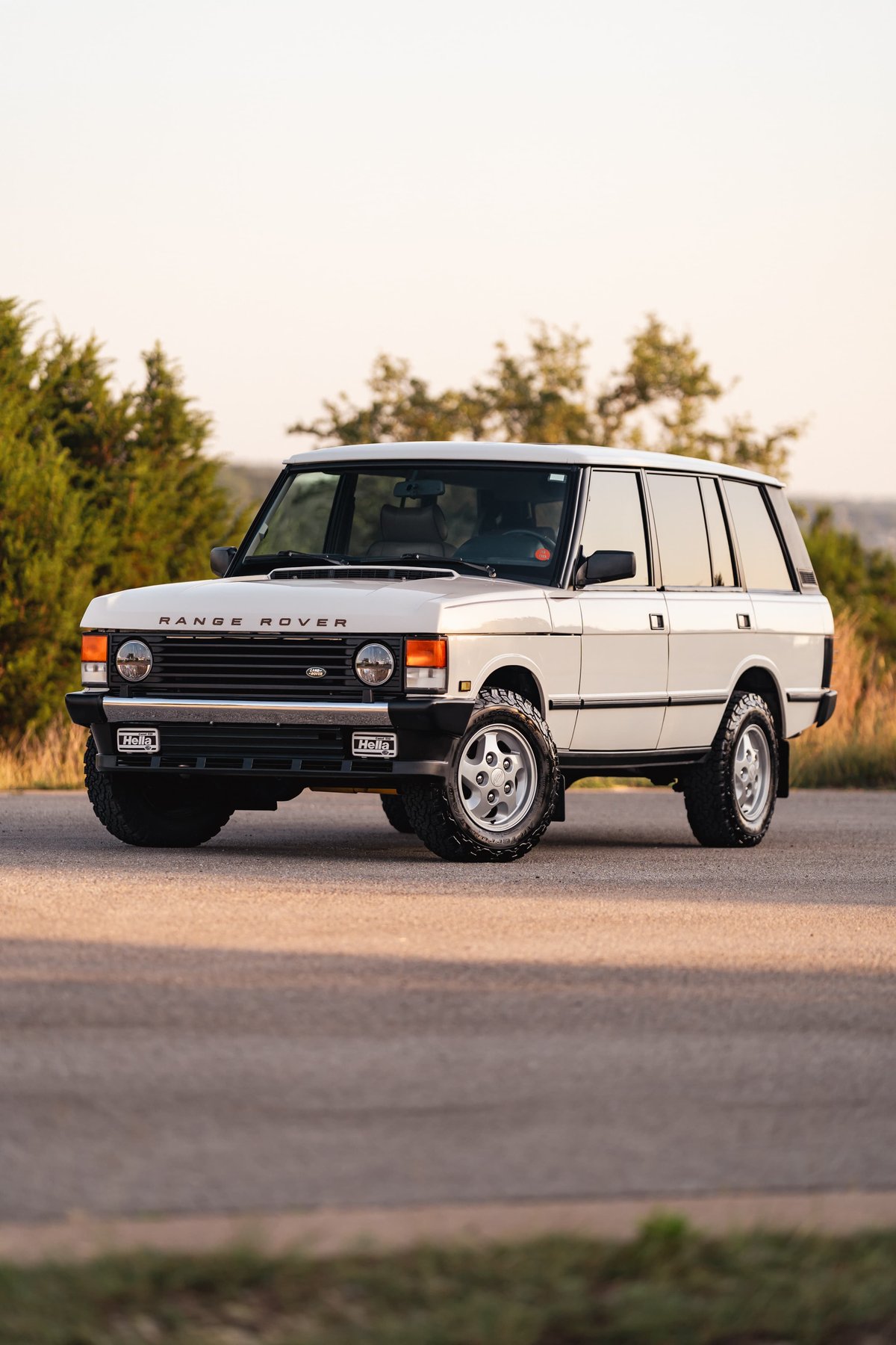 White 1995 Range Rover County with silver five-spoke rims and black trim.