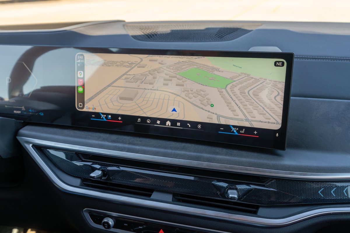 2026 BMW X5 Manhattan Green infotainment screen with navigation system displayed.