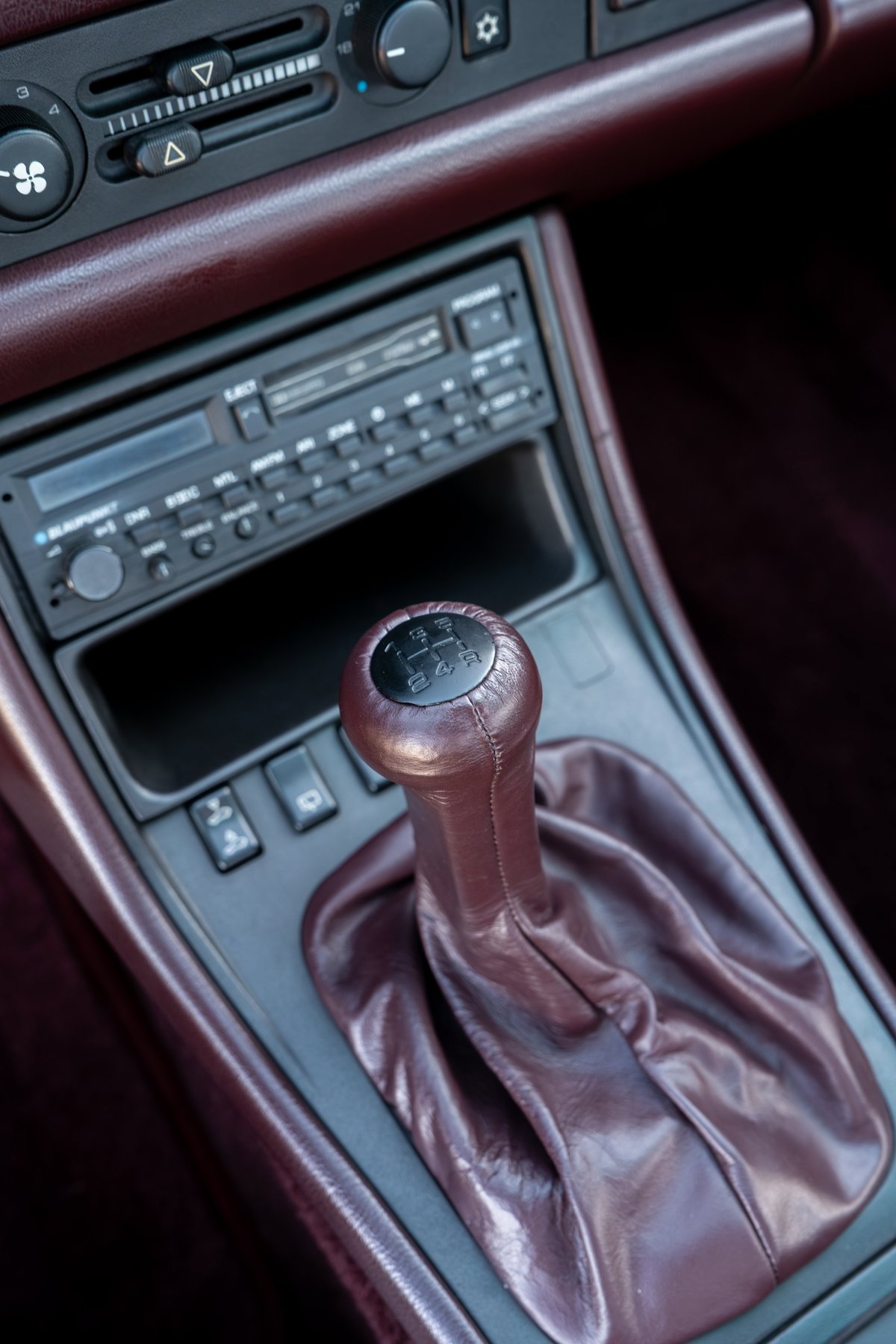 1987 Porsche 944 Turbo S interior: Maroon leather shift boot and knob on center console.