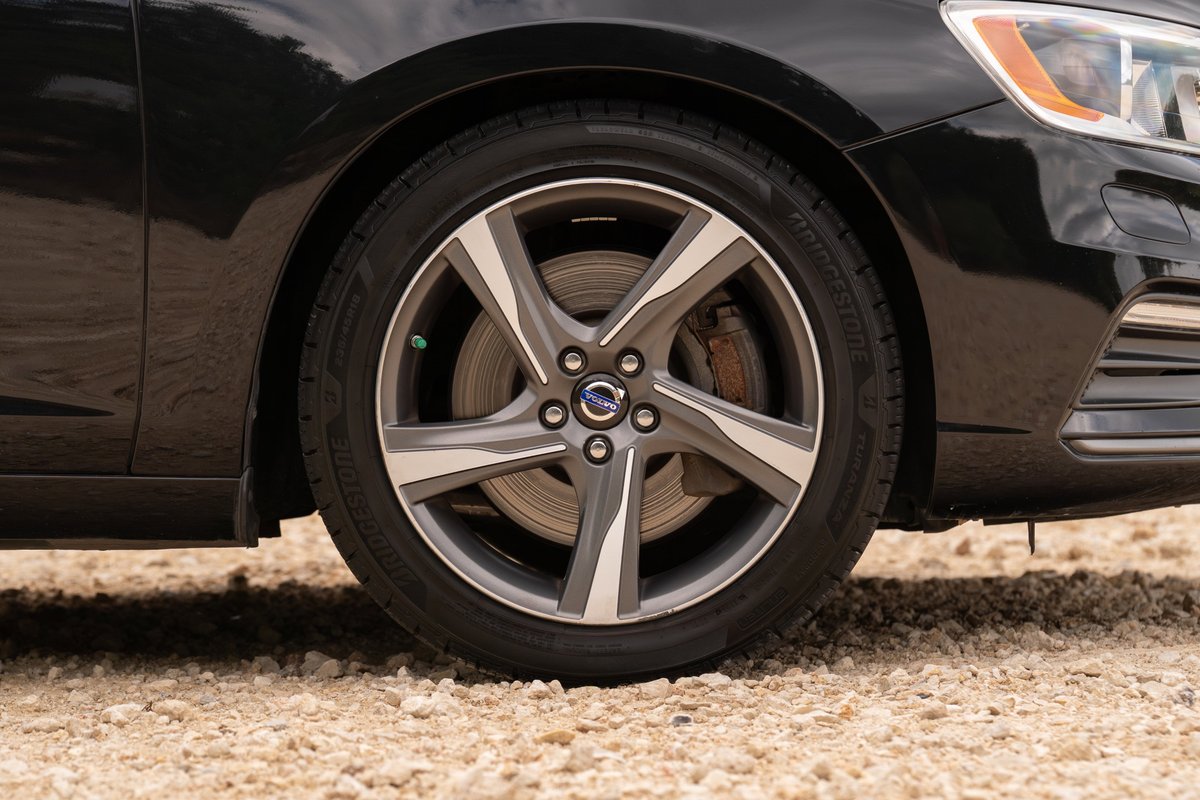 2015 Volvo V60 R-Design Polestar front wheel with silver and grey five-spoke rims.