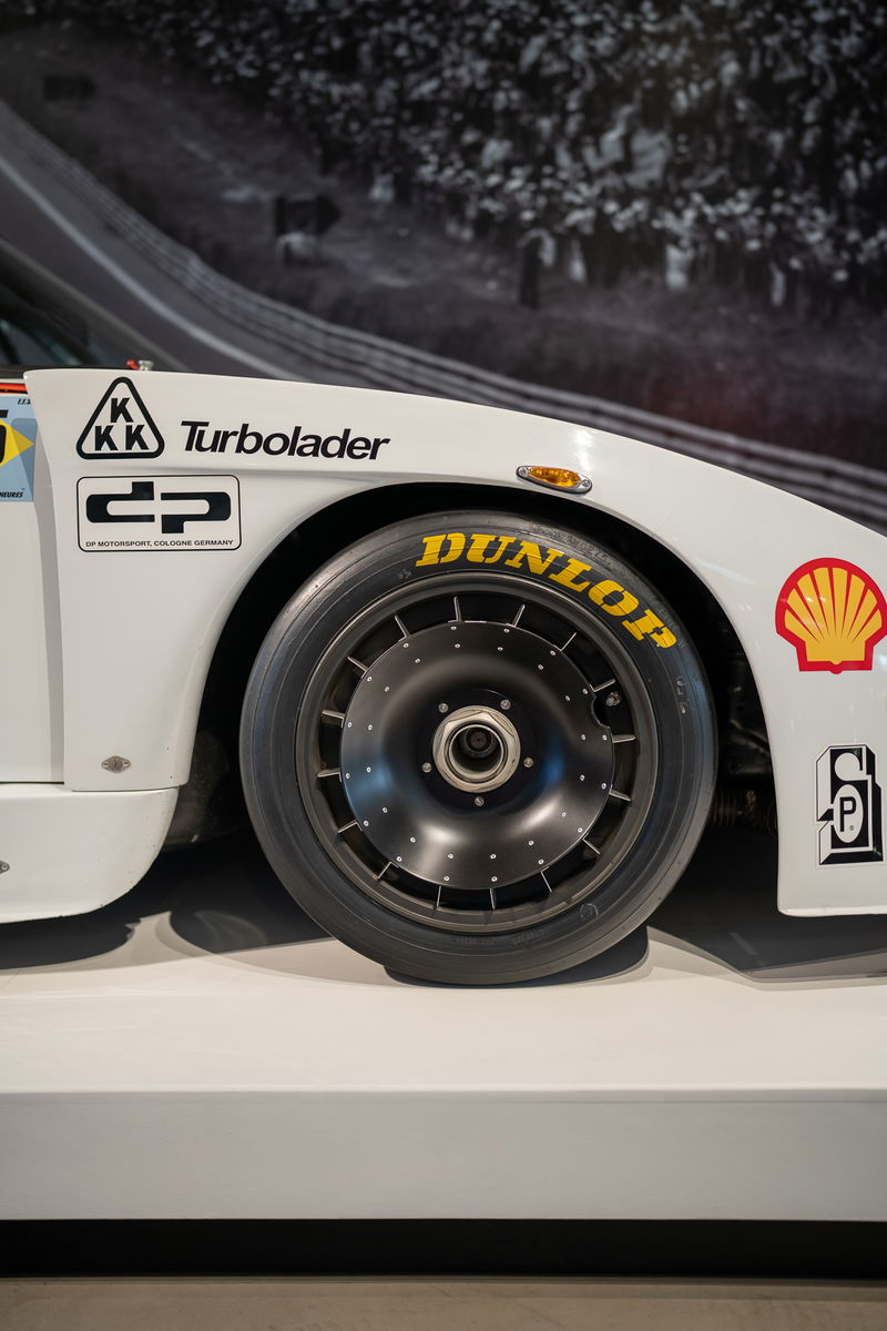 White race car with Dunlop tires, KK Turbo lader livery, and Shell logo.