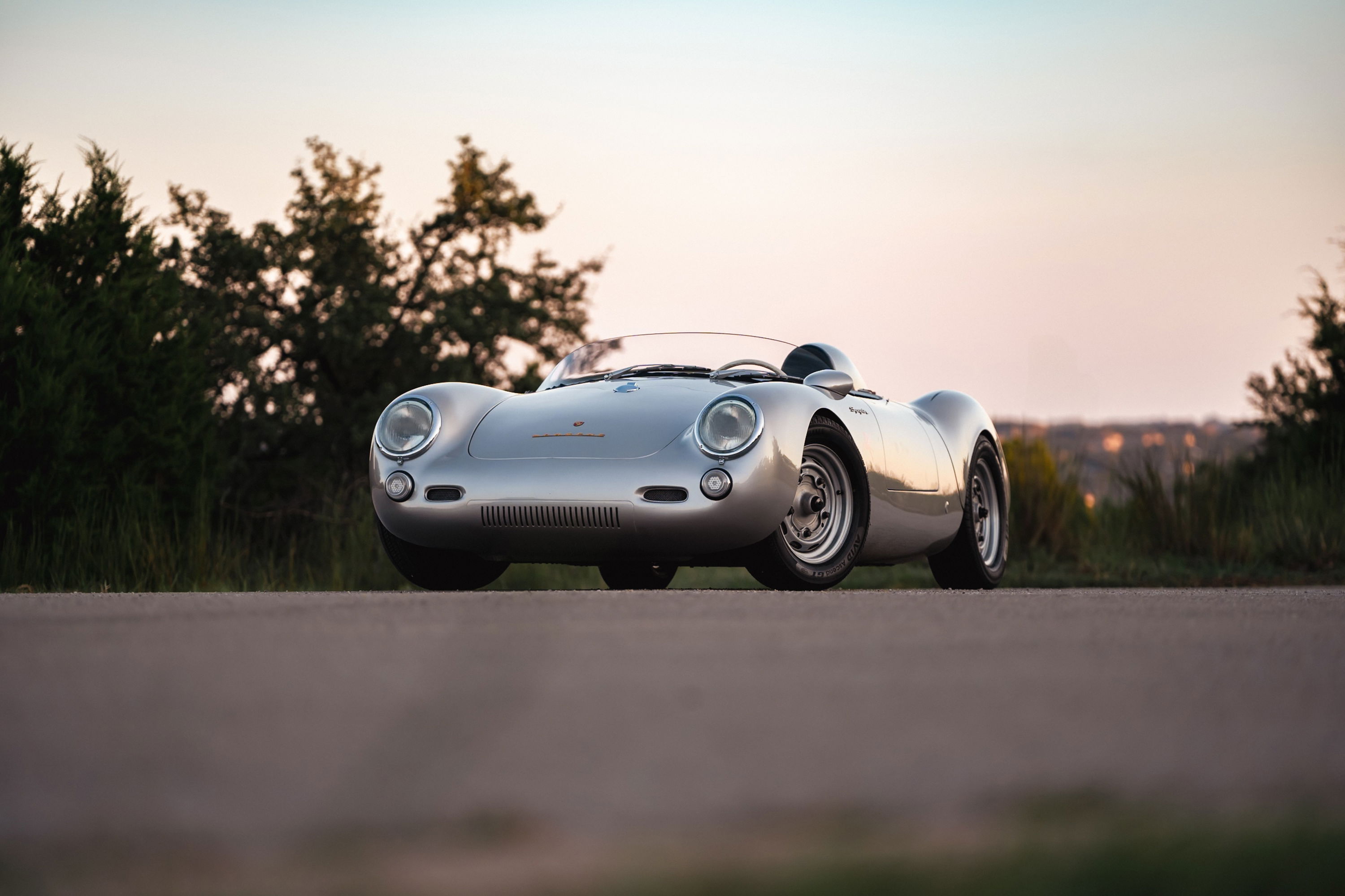 Silver Beck 550 Spyder with classic wire-spoke rims.