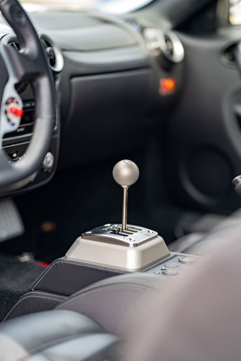 Close up of a gated manual shifter in a Grigio Silverstone 2007 Ferrari F430.