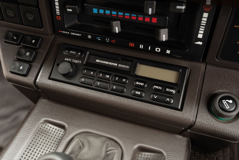 1994 Range Rover Classic center console with original radio and climate controls.