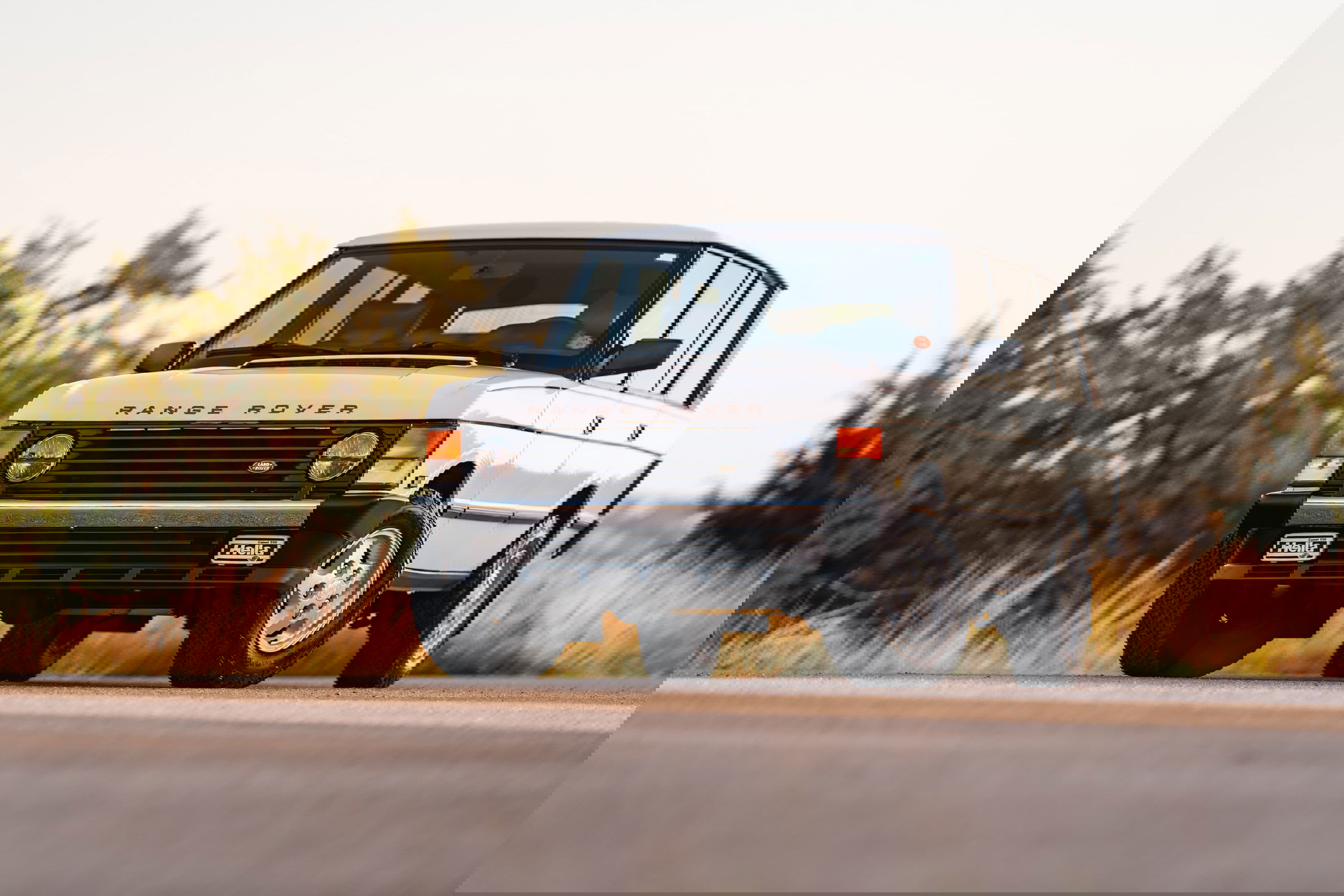 1995 Range Rover County in white, featuring chrome grille and 5-spoke alloy rims.