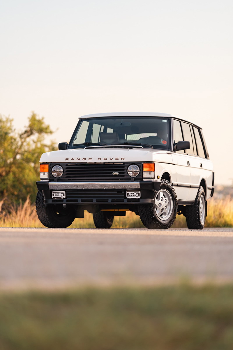Front 3/4 view of a white 1995 Range Rover County with silver rims.