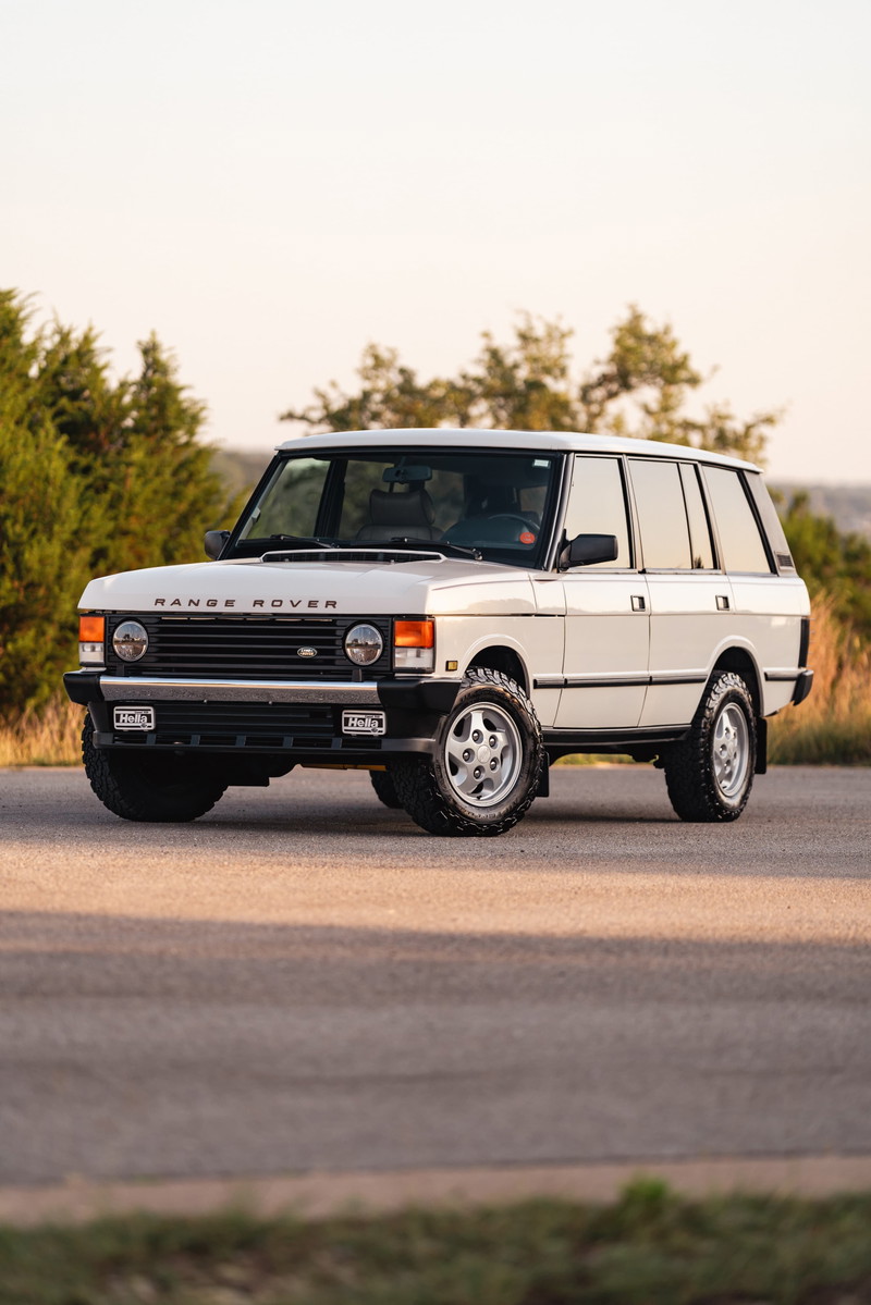 White 1995 Range Rover County with silver five-spoke rims and black trim.