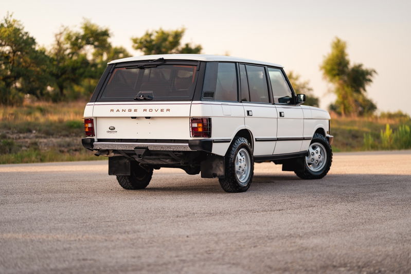White 1995 Range Rover County with silver rims and black trim.