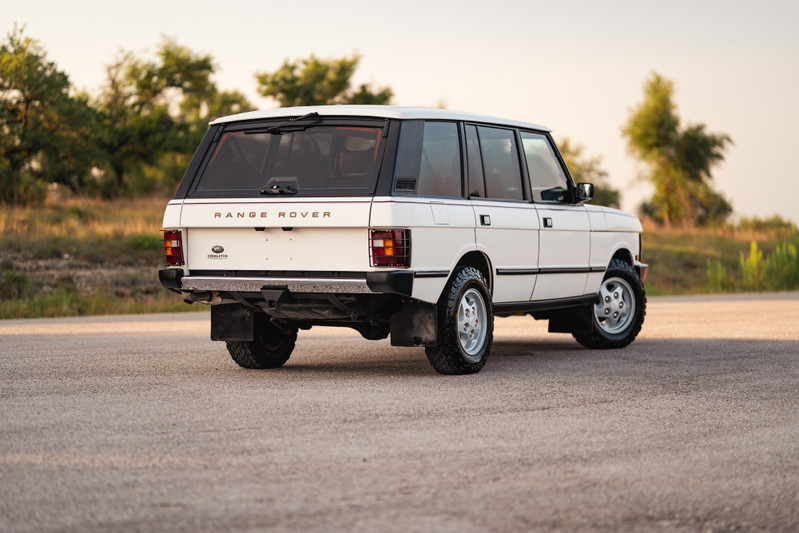White 1995 Range Rover County with silver rims and black trim.