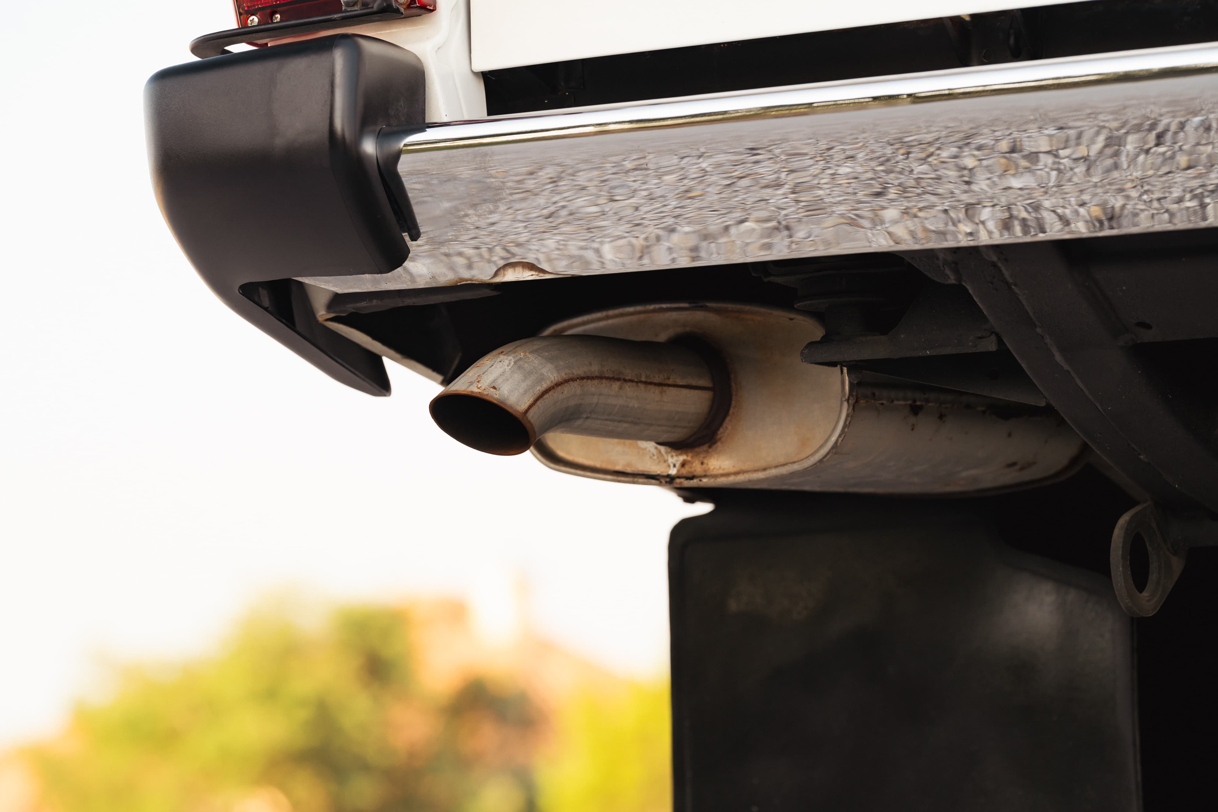 1995 white Land Rover Range Rover County rear bumper and exhaust pipe.