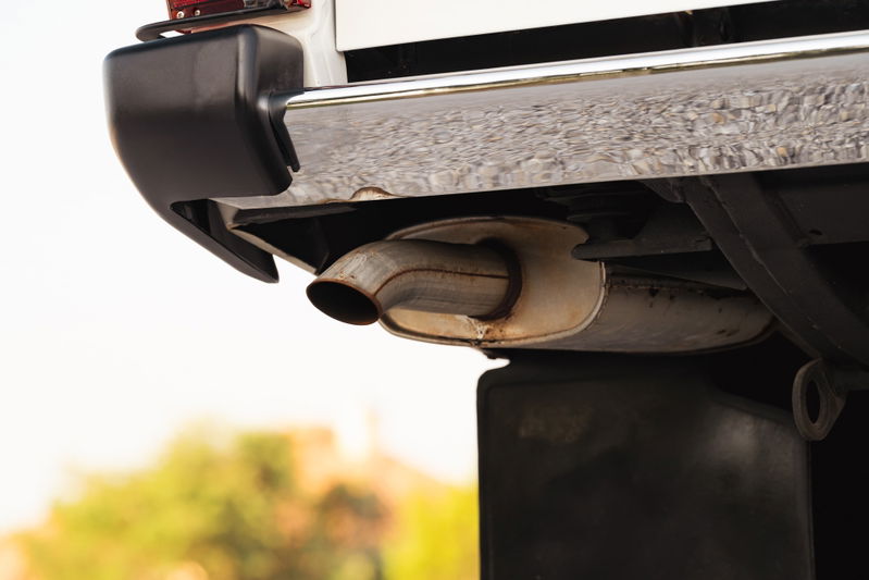 1995 white Land Rover Range Rover County rear bumper and exhaust pipe.