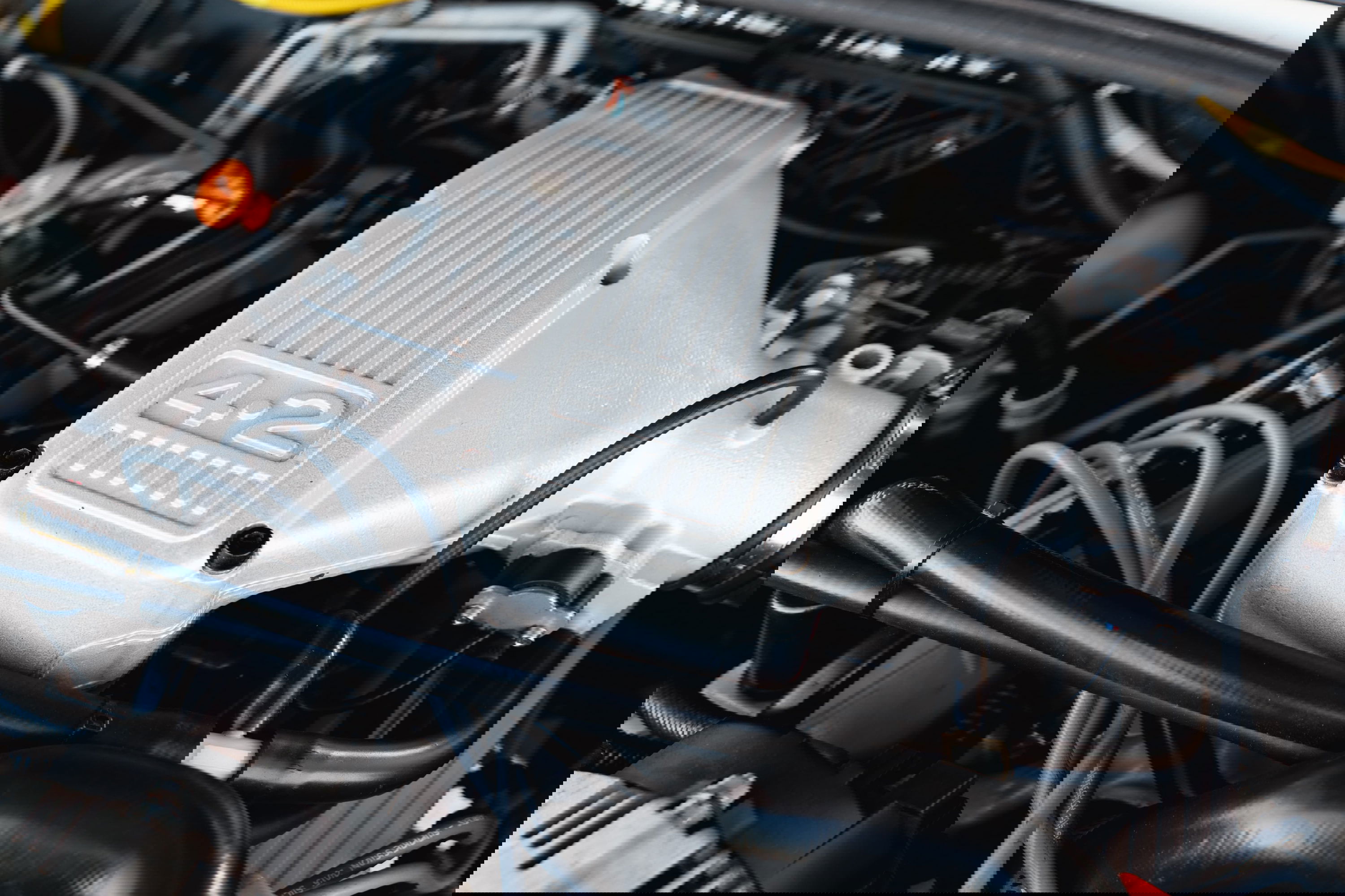 Close-up of a 1995 Land Rover Range Rover 4.2L V8 engine, showing silver intake manifold with '4.2' engraving.