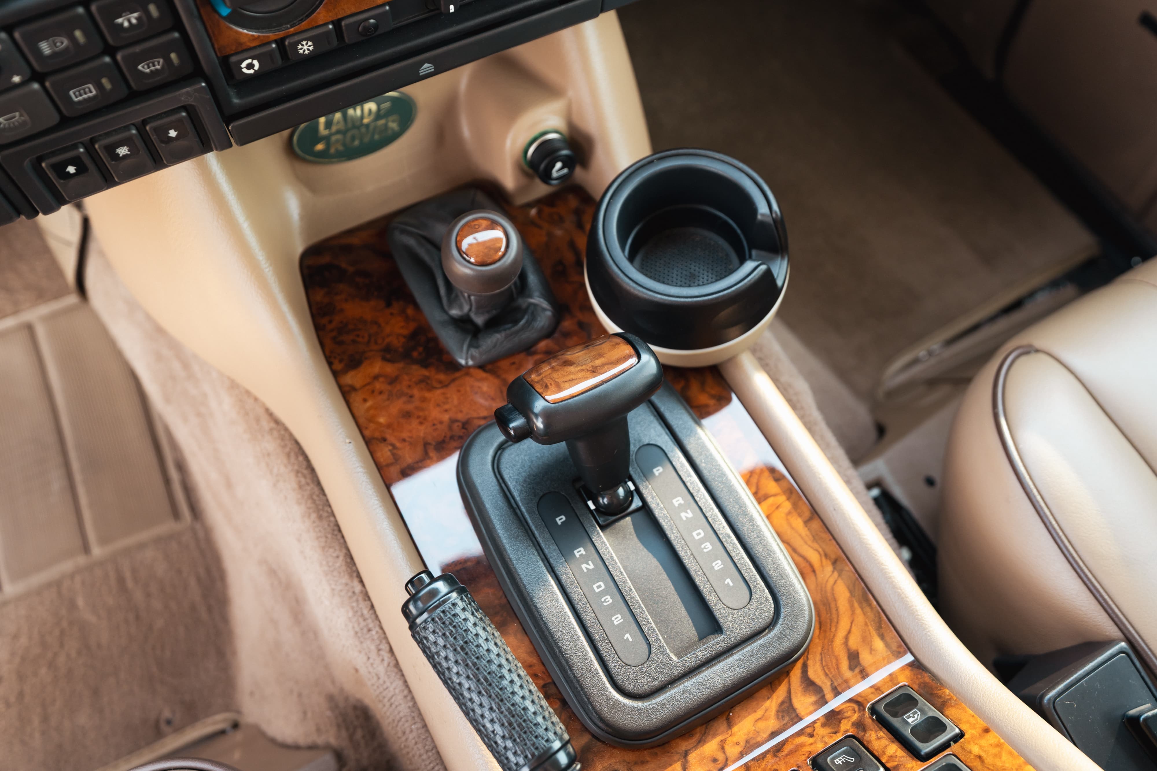 1995 white Land Rover Range Rover County interior. Automatic gear selector & wood trim.