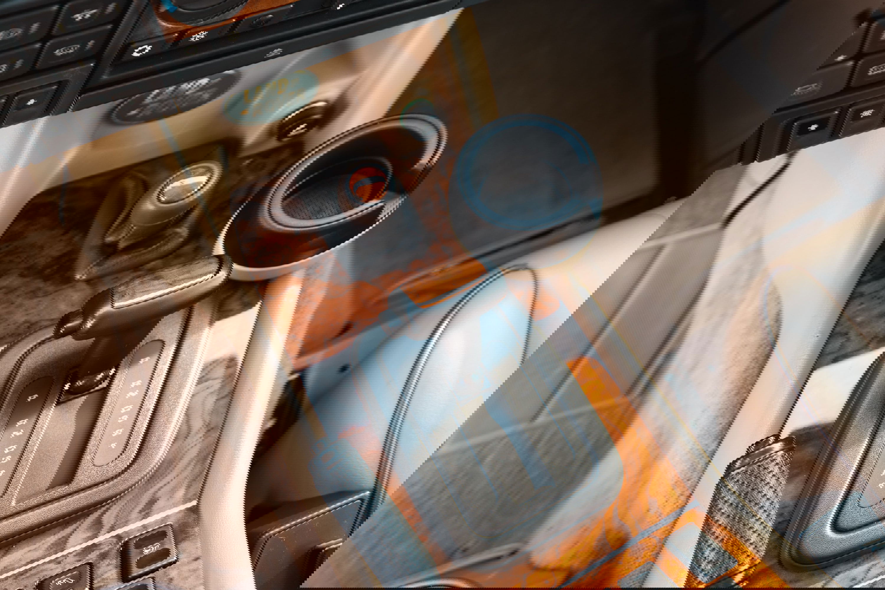 1995 white Land Rover Range Rover County interior. Automatic gear selector & wood trim.