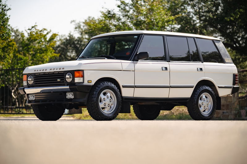 White 1995 Range Rover County with classic five-spoke rims and black trim.