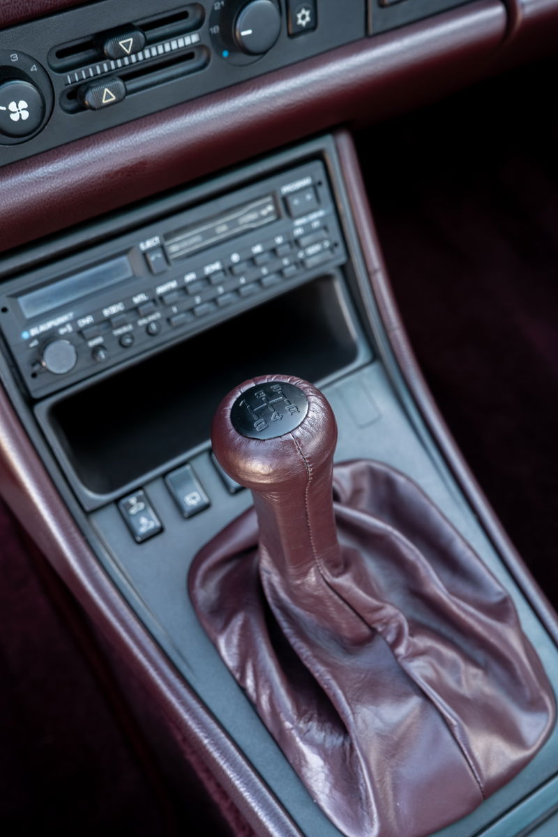 1987 Porsche 944 Turbo S interior: Maroon leather shift boot and knob on center console.